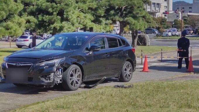 高齢者が運転する車が島根県庁の歩道に突っ込む　ポールは根元から折れ、周辺には破片とみられるものが散乱|TBS NEWS DIG