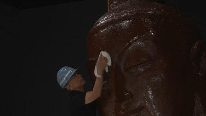 新年を前に平和祈念像のほこり払い　「世界の平和が続くよう思いを込めて拭いています」|TBS NEWS DIG