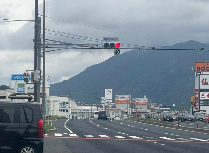 集団でバイク暴走中に赤信号無視し乗用車と衝突　男性にけがさせたか　男子高校生(17)を危険運転傷害の疑いで逮捕　バイク後部座席の女子高校生(16)も骨折　広島|TBS NEWS DIG