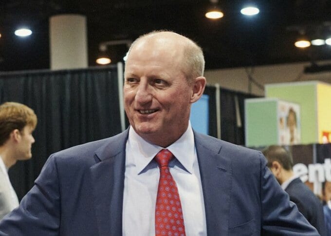 バークシャーのアベルCEO、就任初年度に19％の給与増額へ