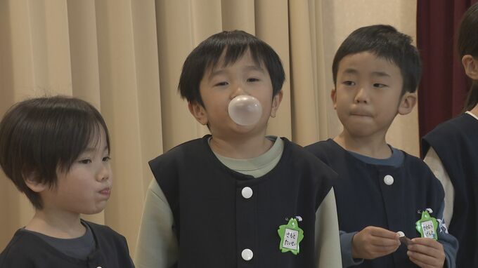 かむと脳の活性化！園児がガムをかんで口の健康づくり、ふくらませるとさらに効果的|TBS NEWS DIG