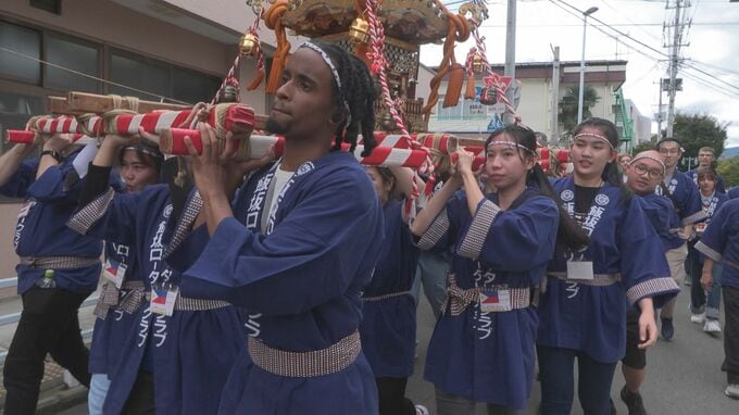 留学生「わっしょい！」神輿かつぎ日本文化体験　福島県福島市飯坂町の八幡神社　|　福島のニュース│TUF