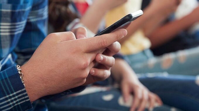 スターマー英首相、16歳未満のSNS利用禁止方針を数日以内に発表へ