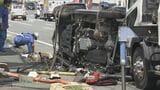 信号柱倒れ通行止めに…トラック絡む事故のレッカー作業でアームが電線に接触 山口|TBS NEWS DIG