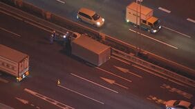 【速報】首都高湾岸線で6台ほど絡む事故　トラック運転手が意識不明|TBS NEWS DIG