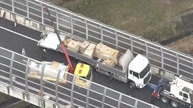 「わき見していた」新名神高速で大型トラックの側壁衝突　ペットボトルなど散乱で通行止め続く|TBS NEWS DIG