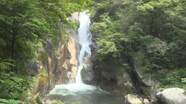 豪快に落ちる水の音が周囲にこだまして響き渡る　日本の滝百選にも選ばれた名瀑　甲府市 昇仙峡・仙娥滝|TBS NEWS DIG