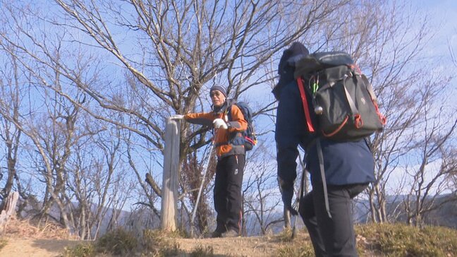 「山が夫婦仲を柔らかくしてくれる」 落石で通行止めが続いた岩殿山 新ルート開通 ほぼ毎日登っていた夫婦が6年ぶりの山頂に 山梨|TBS NEWS DIG