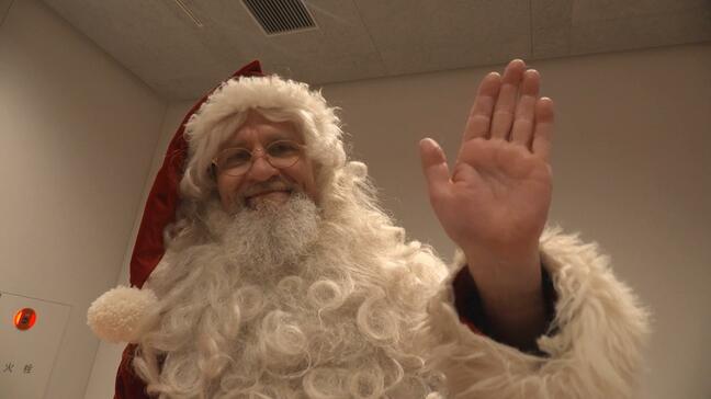 「サンタさんはなぜ欲しいおもちゃがわかるの？」本場・フィンランドのサンタの答えは？ハグやプレゼントに子どもたちは大喜び|TBS NEWS DIG