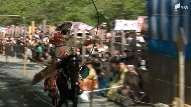 「すごい迫力！」鎌倉武士に扮して次々と矢を放つ 流鏑馬祭 的が射抜かれ拍手と歓声 富士山本宮浅間大社=静岡・富士宮市|TBS NEWS DIG