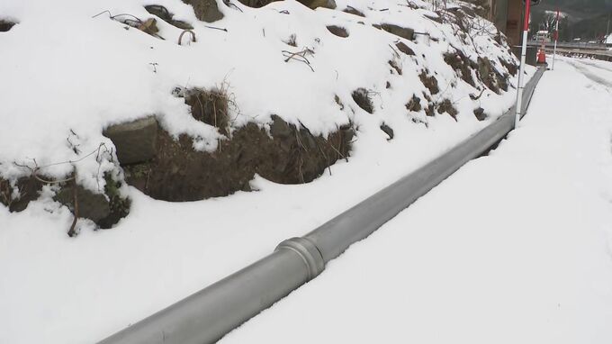 住民「本来は地中に埋めたい」地表に設置された仮設の水道管に凍結の不安も…12月上旬に水道が復旧したばかりの石川・珠洲市大谷地区　|　石川県のニュース｜MRO北陸放送