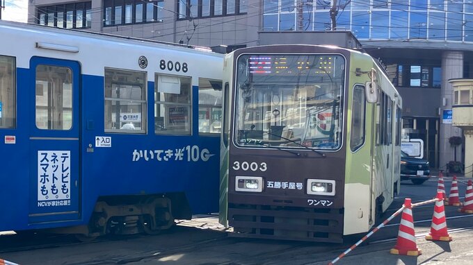 【速報】路面電車どうしが衝突　函館の観光地ベイエリアにある十字街のY字路交差点　2人負傷という情報も　カーブですれ違う際に衝突か|TBS NEWS DIG