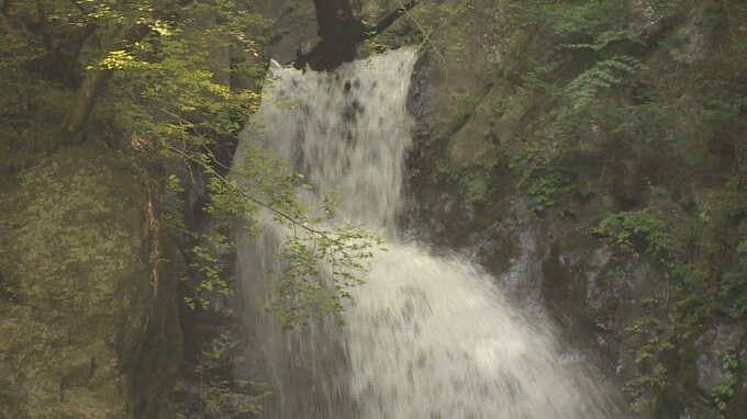 “涼を求めて2023”　「浄化のパワースポット」　板敷渓谷の大滝　甲府市　|　山梨のニュース | ＵＴＹテレビ山梨