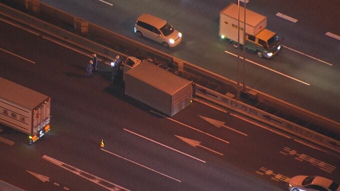 【速報】首都高湾岸線で6台ほど絡む事故　トラック運転手が意識不明|TBS NEWS DIG