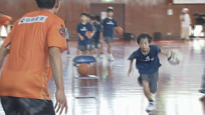 競技人口増加を目指すバスケ教室　山口パッツファイブ選手が小学生を指導　山口・田布施町|TBS NEWS DIG