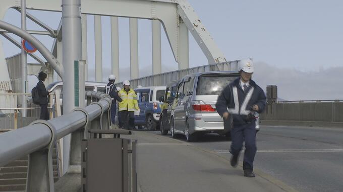 【詳報】95歳の男性が運転する軽ワゴン車が乗用車と衝突　県道の跨線橋で車5台が関係する事故に　重軽傷3人　現場は一時通行止めに　青森市|TBS NEWS DIG