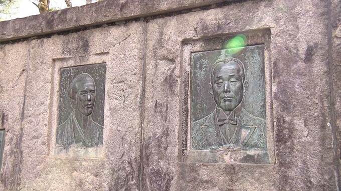 市川量造、小林有也のレリーフ