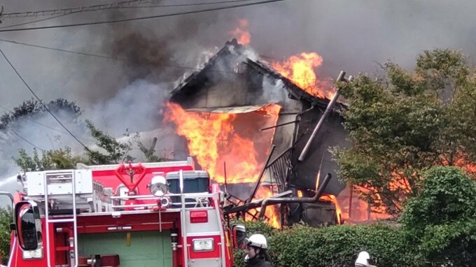 【速報】小学校の隣の住宅から出火　現在も消火活動中　大分・日田市　|TBS NEWS DIG