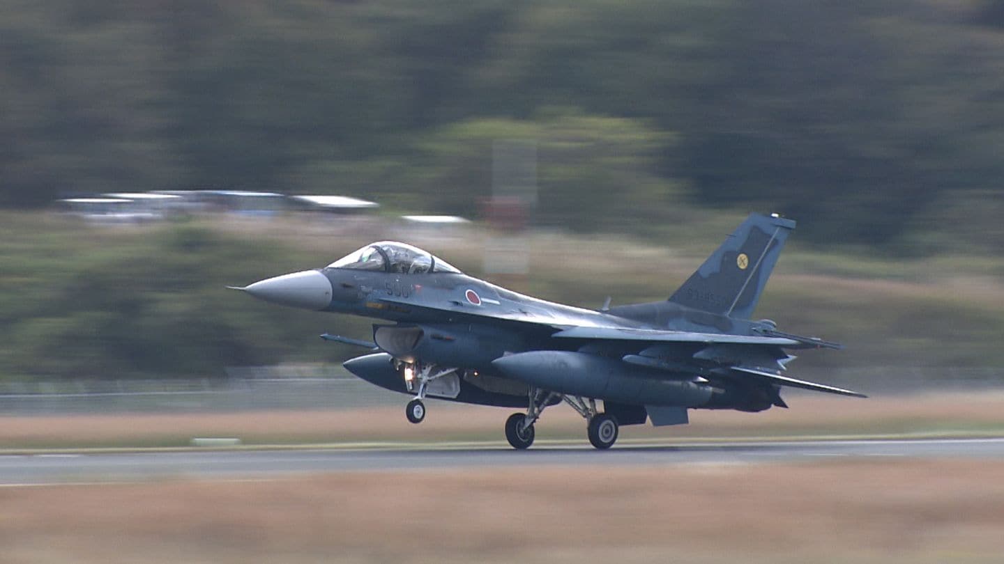 F-2戦闘機4機」が民間空港・岡山空港に着陸 陸海空の自衛隊による演習
