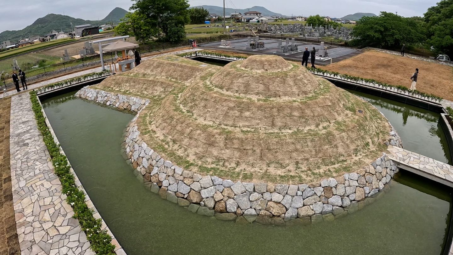 高松市に「古墳」を再現した現代の墓が完成 巨大な前方後円墳で永代