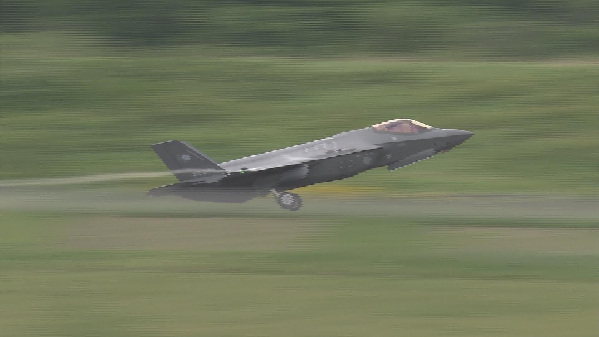 緊急着陸の最新鋭ステルス戦闘機「F－35A」2機が青森空港を飛び立つ