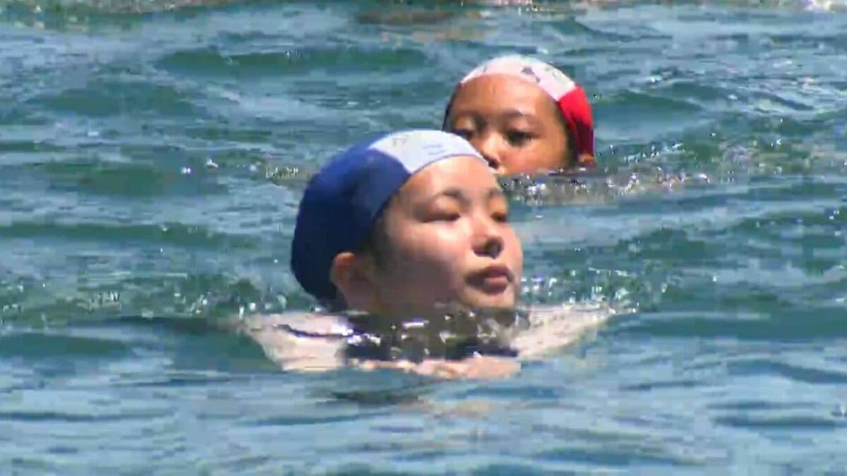 小学生が4.2キロを泳いで渡る錦江湾横断遠泳「楽しくて最高」 鹿児島市