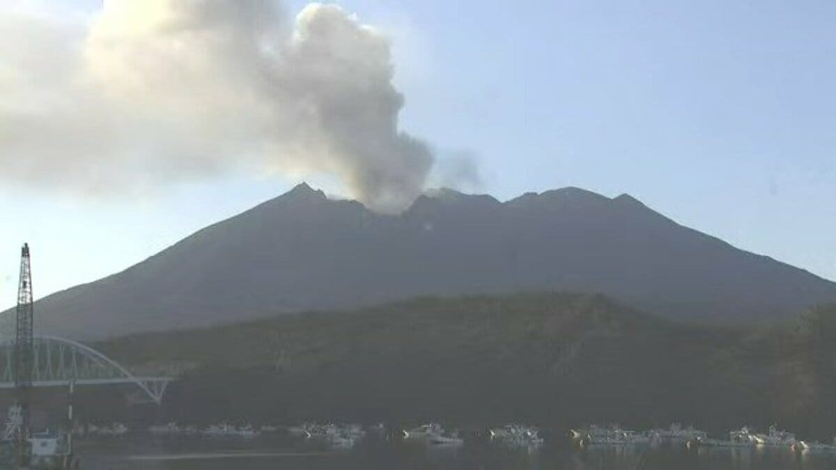 この影は灰でできている 桜島で噴火 噴煙1000m【6日7日の降灰予報】鹿児島・宮崎 | 鹿児島の