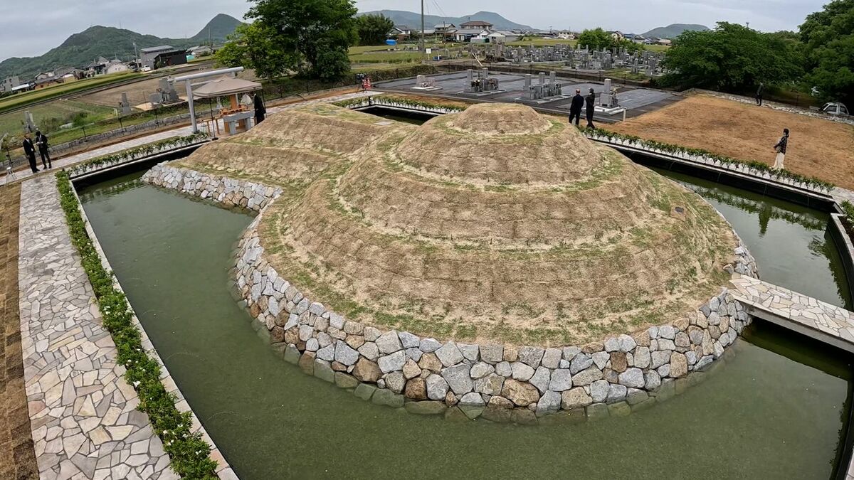 高松市に「古墳」を再現した現代の墓が完成 巨大な前方後円墳で永代
