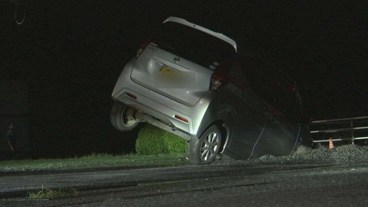 陥没した穴に軽乗用車が落ちる瞬間 水道管破裂で道路陥没…松江市では