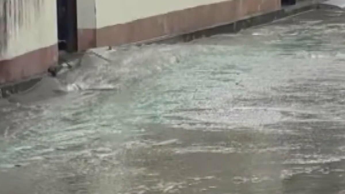 「道路が盛り上がっていた」　水道管が破損、道路に水　周辺が7時間、通行止め　およそ20軒が一時断水 山梨