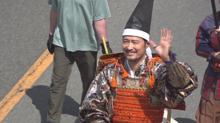 勇壮に武田二十四将騎馬行列　信玄公役は俳優の前川泰之さん　山梨・甲府市