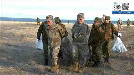 キッカケは「トモダチ作戦」アメリカ軍の兵士が砂浜でゴミ拾い