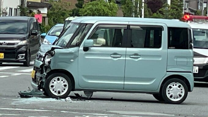 軽乗用車3台が関係する事故　1台が横転　現場は片側2車線の県道　　|　山梨のニュース | ＵＴＹテレビ山梨