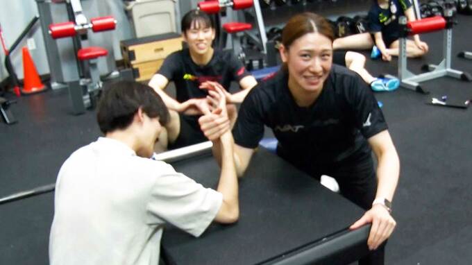  バレーボール女子日本代表がネーションズリーグ開催地・トルコへ  束の間の休息では“腕相撲”で真剣勝負|TBS NEWS DIG