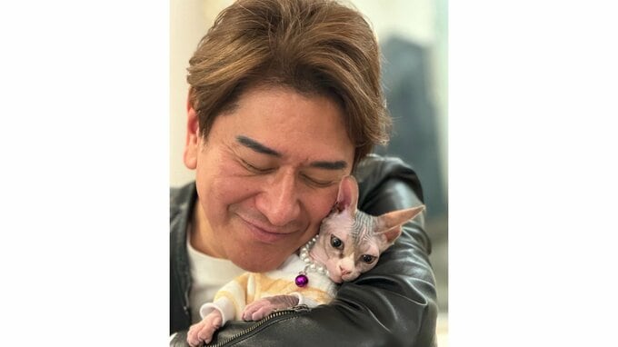 【 川﨑麻世 】　友人宅の飼い猫「バンビーノ」との2ショット公開　「来たばかりなのに俺に懐くんで猫使いって言われたよ」|TBS NEWS DIG