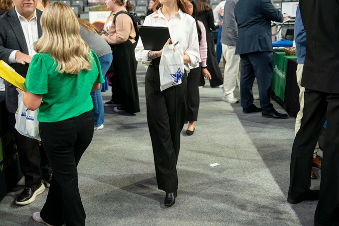 AI導入進む金融とテック業界の雇用者数、米国で月平均2.8万人減