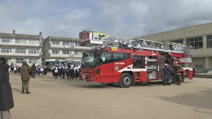 小学校校庭にヘリ、消防車、警察のレスキュー車が集結･･･児童が防災学ぶ　山口・防府|TBS NEWS DIG
