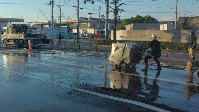 県道さぬき浜街道で道路が陥没　道路下の水道管から水が溢れ出る　現場付近の約500mを通行止めにし原因を調査中【香川】|TBS NEWS DIG