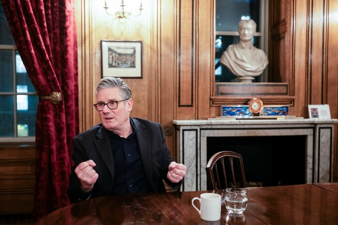 弱体化のスターマー英首相に閣僚らが支持表明、政治危機ひとまず後退