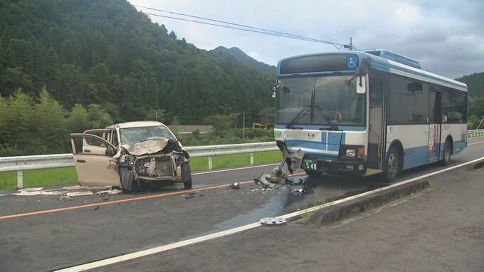 国道でバスと軽乗用車が正面衝突　1人死亡　軽乗用車が対向車線にはみ出したか　バスには小学生18人乗車…児童2人救急搬送　|　BSSニュース | BSS山陰放送