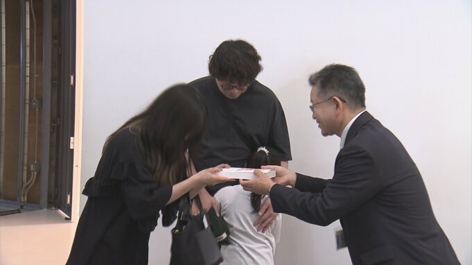 入場者2万人を達成でセレモニー　青森県立美術館の開館20周年を記念して開かれている企画展　2万人目の入場者となったのは宮城県の家族|TBS NEWS DIG