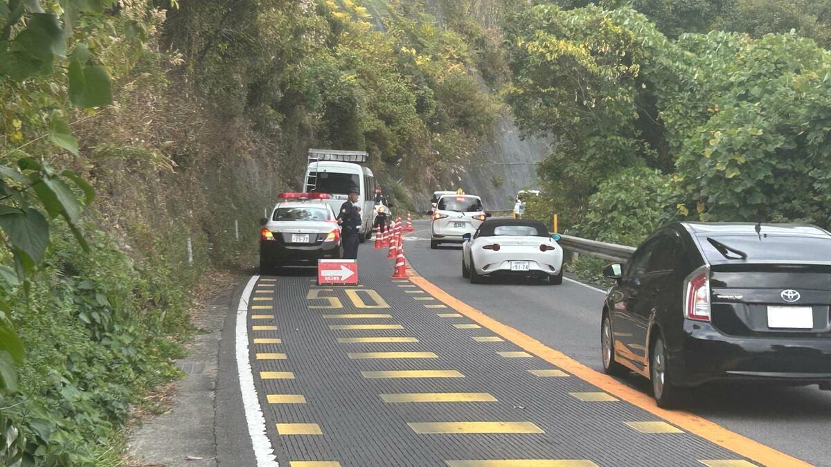 サッカークラブの中学生ら20人前後を乗せたマイクロバスと軽乗用車が