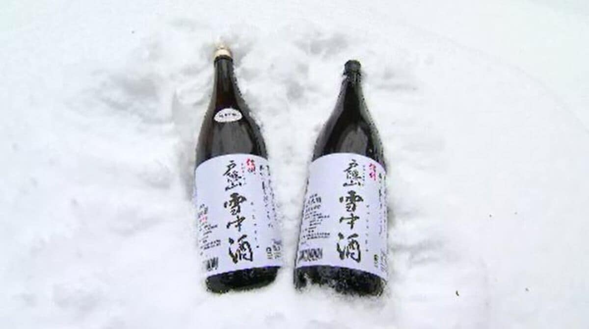 3か月の眠り」でよりまろやかに 3000本の一升瓶をそばの実ともども雪の