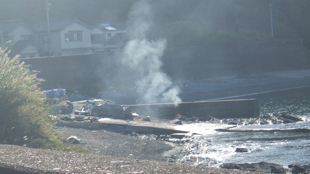 “海岸で野焼き”漁師の男性摘発　海岸でウェットスーツや食器など家庭ごみ約12.5kgを焼却処分した疑い【高知・土佐清水市】