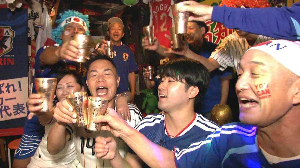 ワールドカップ、酒で給水“高知式ハイドレーションブレイク”で声援　未明に狂喜乱舞・喜怒哀楽⋯日本敗退も4年後・未来のサッカー界に期待の声【W杯ブラジル戦】
