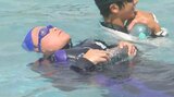 浮き輪のかわりにペットボトル 服を着たまま救助を待つ 中学生が着衣泳を学ぶ 大分 | 大分のニュース|OBS NEWS|大分放送