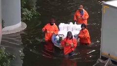 “異例”タイ洪水で40人死亡 首都バンコクも大規模冠水 空港には大量の荷物が…職員不足で処理追いつかず 航空貨物は1週間受け入れ停止| TBS CROSS DIG with Bloomberg