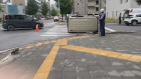 交差点で乗用車どうしが衝突、1台が横倒しに「中から人が出られないようだ」50代男性と80代女性2人が軽傷 札幌市中央区|TBS NEWS DIG