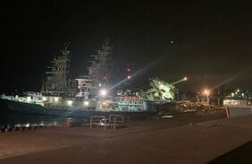 【速報】"マグロ漁船にクマ居座る"クマ目撃多数の塩釜市沿岸部でまたクマ発見も 岸壁からマグロ漁船に乗り込む 宮城・塩釜市|TBS NEWS DIG