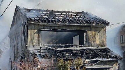 火元は1階の居間か？火事があった住宅街で実況見分 75歳女性が顔などに